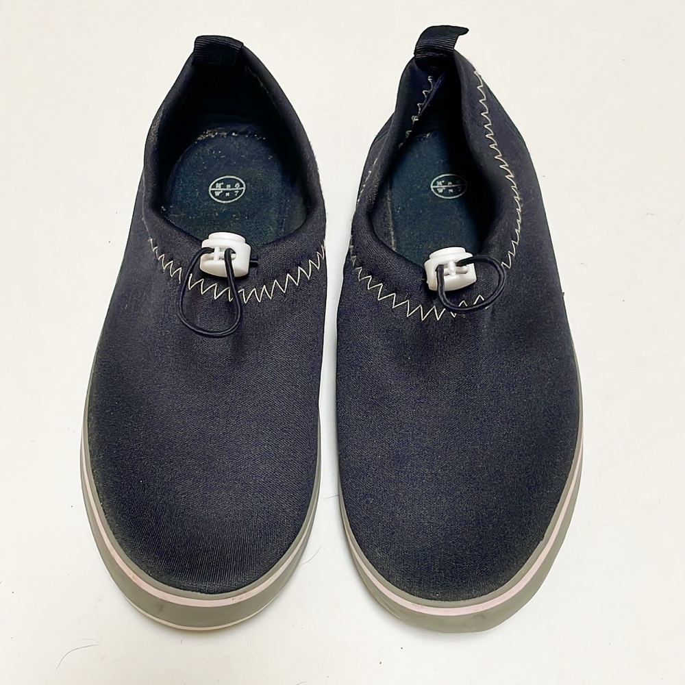 Navy blue cinch closure aqua socks water shoes size M6/W7